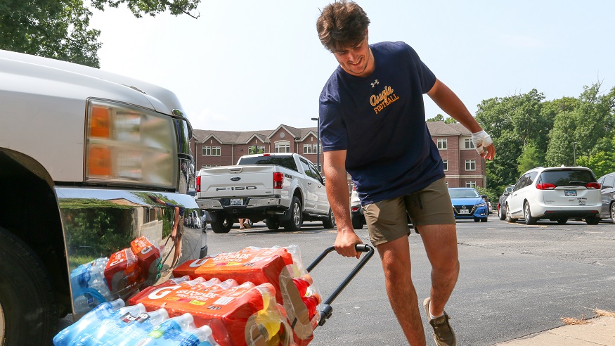 Augustana student moving into campus