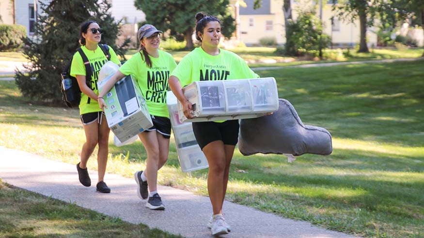 Move-in crew assisting students