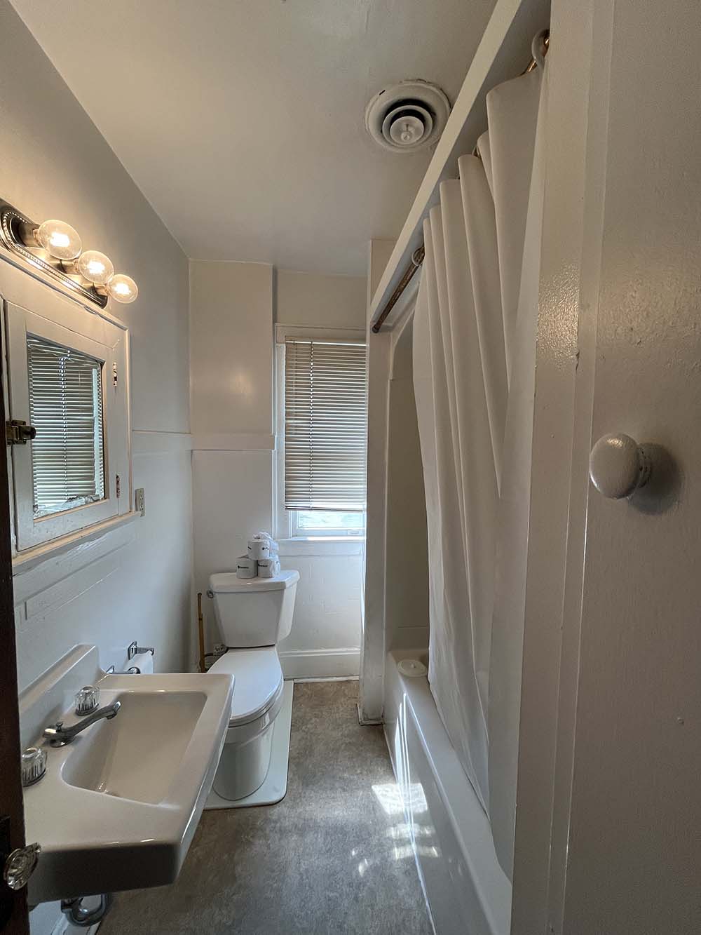 Gustav B bathroom