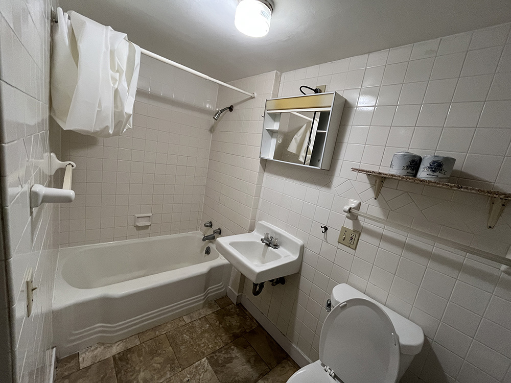 House on the Hill, apartment 3 bathroom