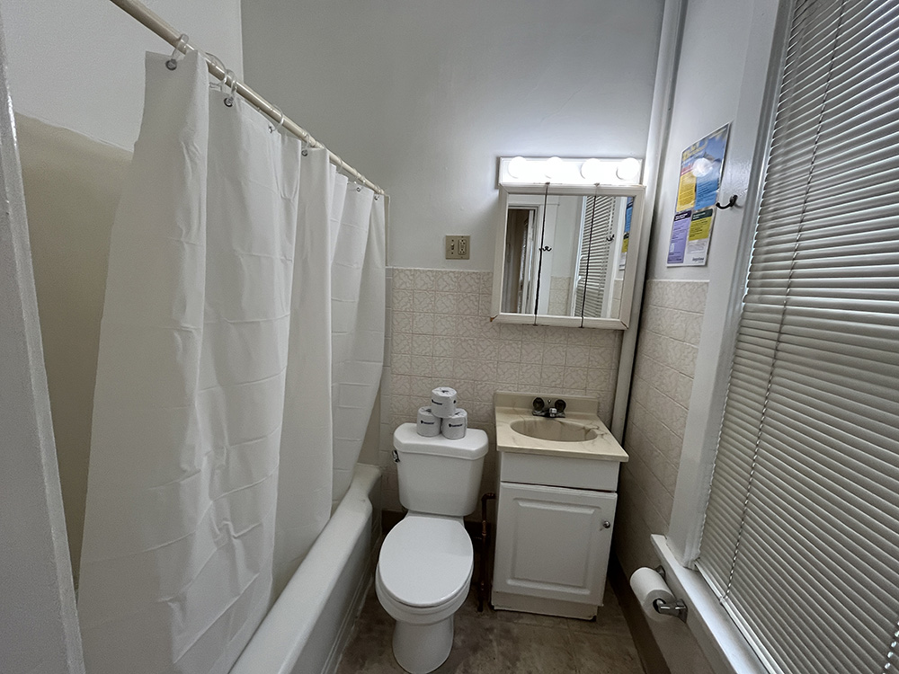Roslin A bathroom
