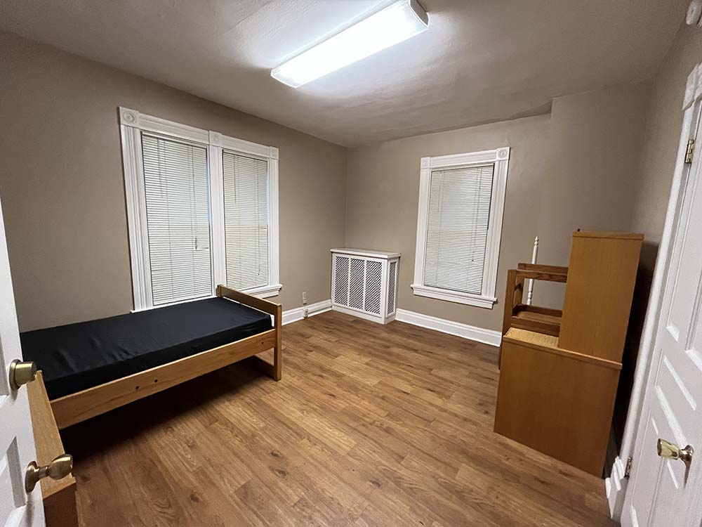 Zander bedroom 200
