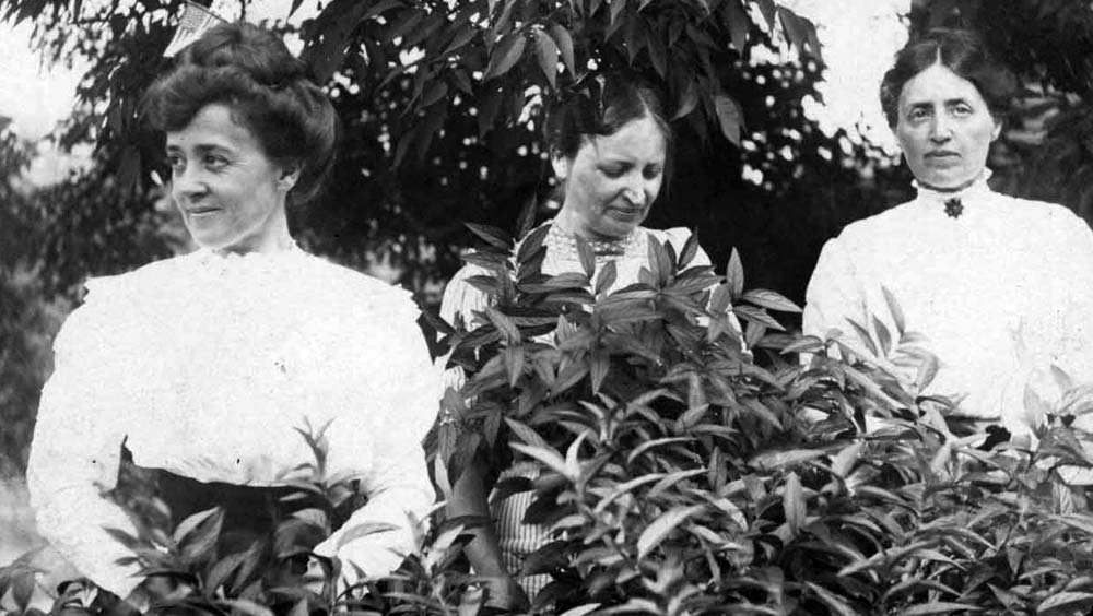 Lydia Olsson and sisters