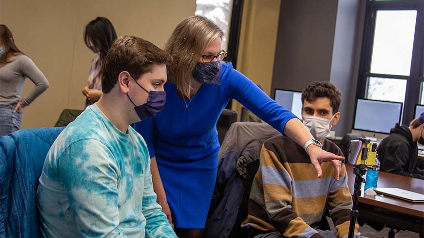Dr. Carolyn Yaschur with students in multimedia class.