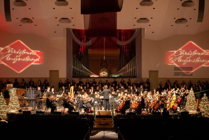 Students at christmas at augustana