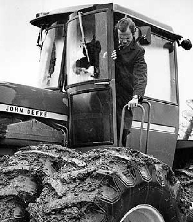 King Carl Gustaf XVI examines a tractor at the Nelson farm in 1976. (Augustana College Special Collections)