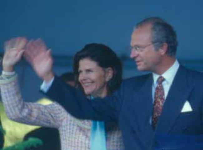 King and Queen wave to the crowd in 1996.