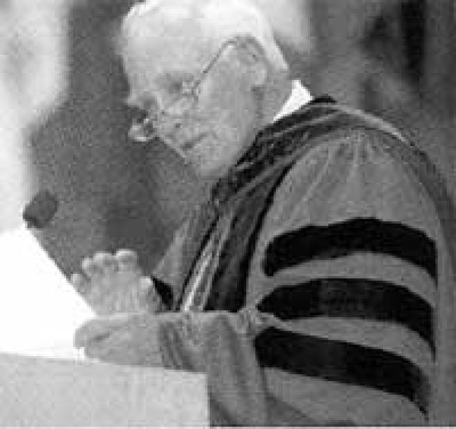 Charles Lindberg '50, speaking to the Augustana Class of 2000.