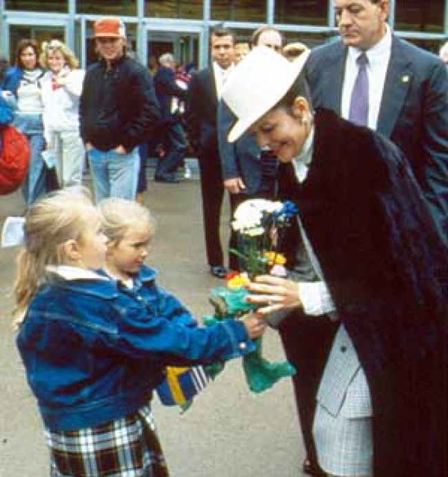 Angela ('02) and Katy ('05) Gano present Queen Silvia with flowers on 7th Avenue in 1988.
