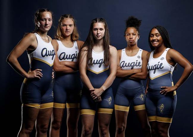 Group of women wrestlers