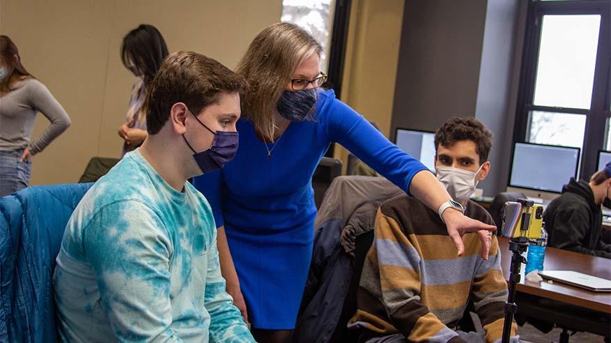 Dr. Carolyn Yaschur with students in multimedia class. 
